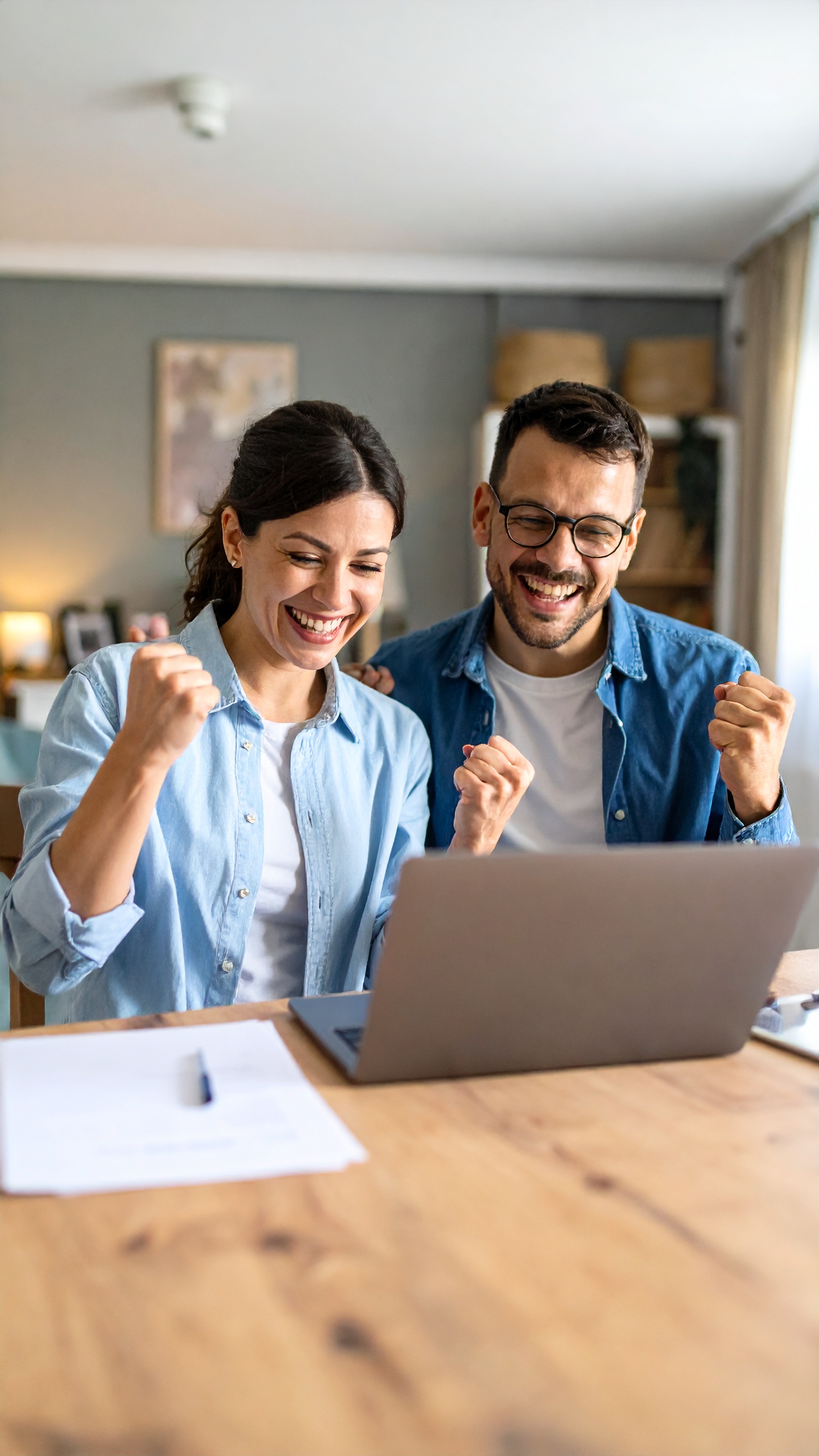 Ein Paar freut sich über den Handwerkerbonus Österreich