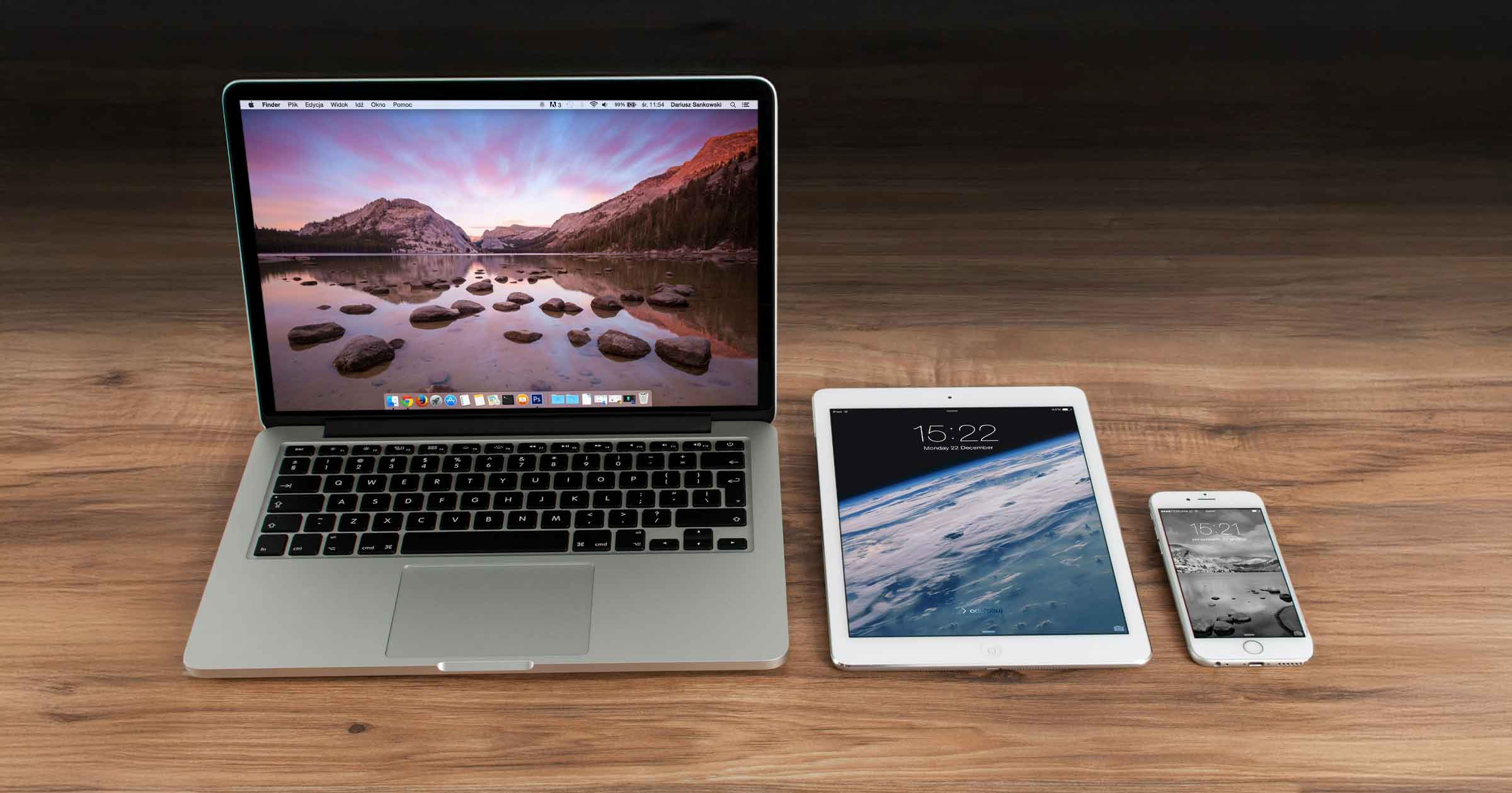 Computer, Tablet und Smartphone geordnet auf dem Tisch