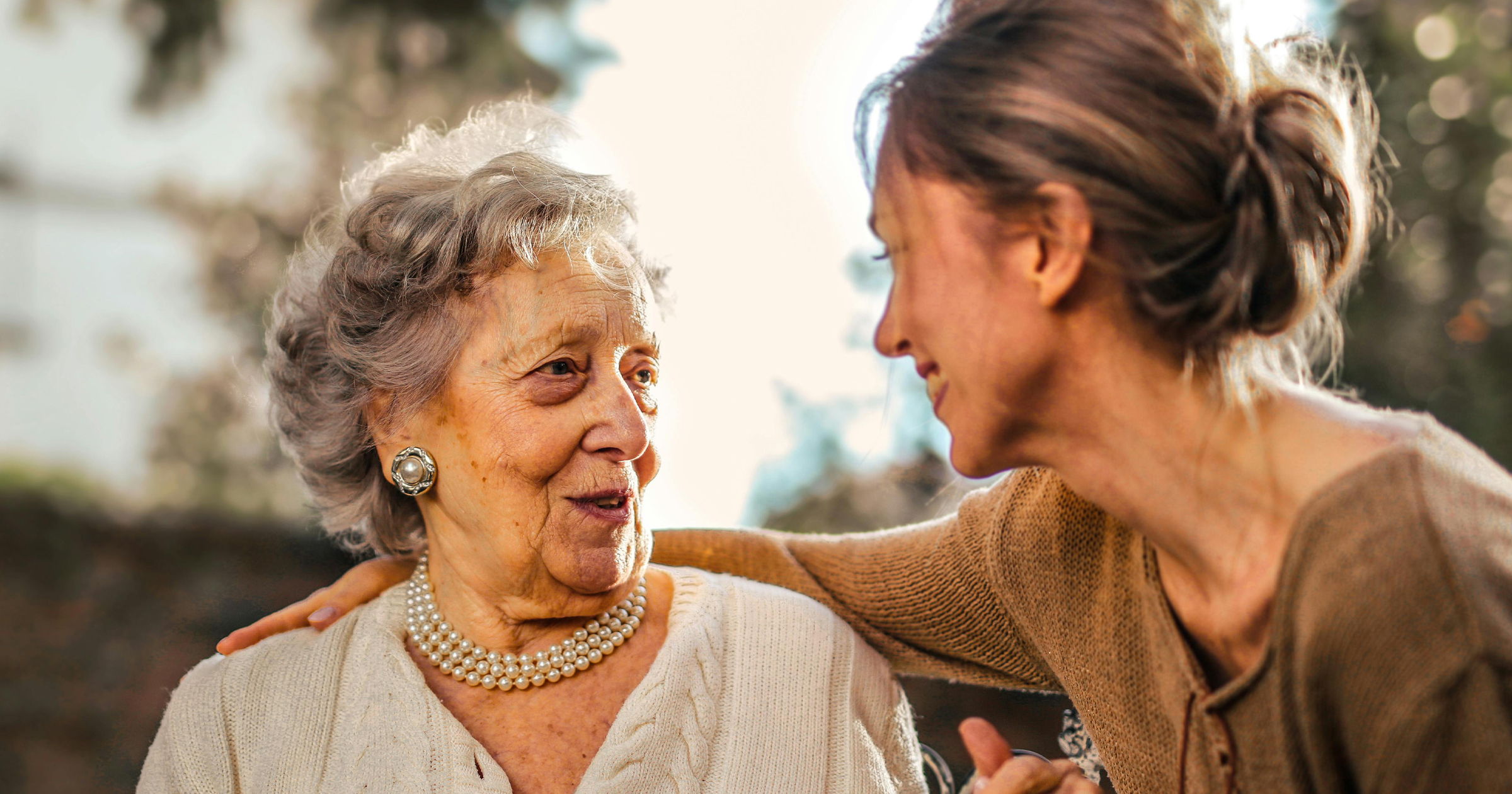 Angehörige kümmert sich um ältere Dame