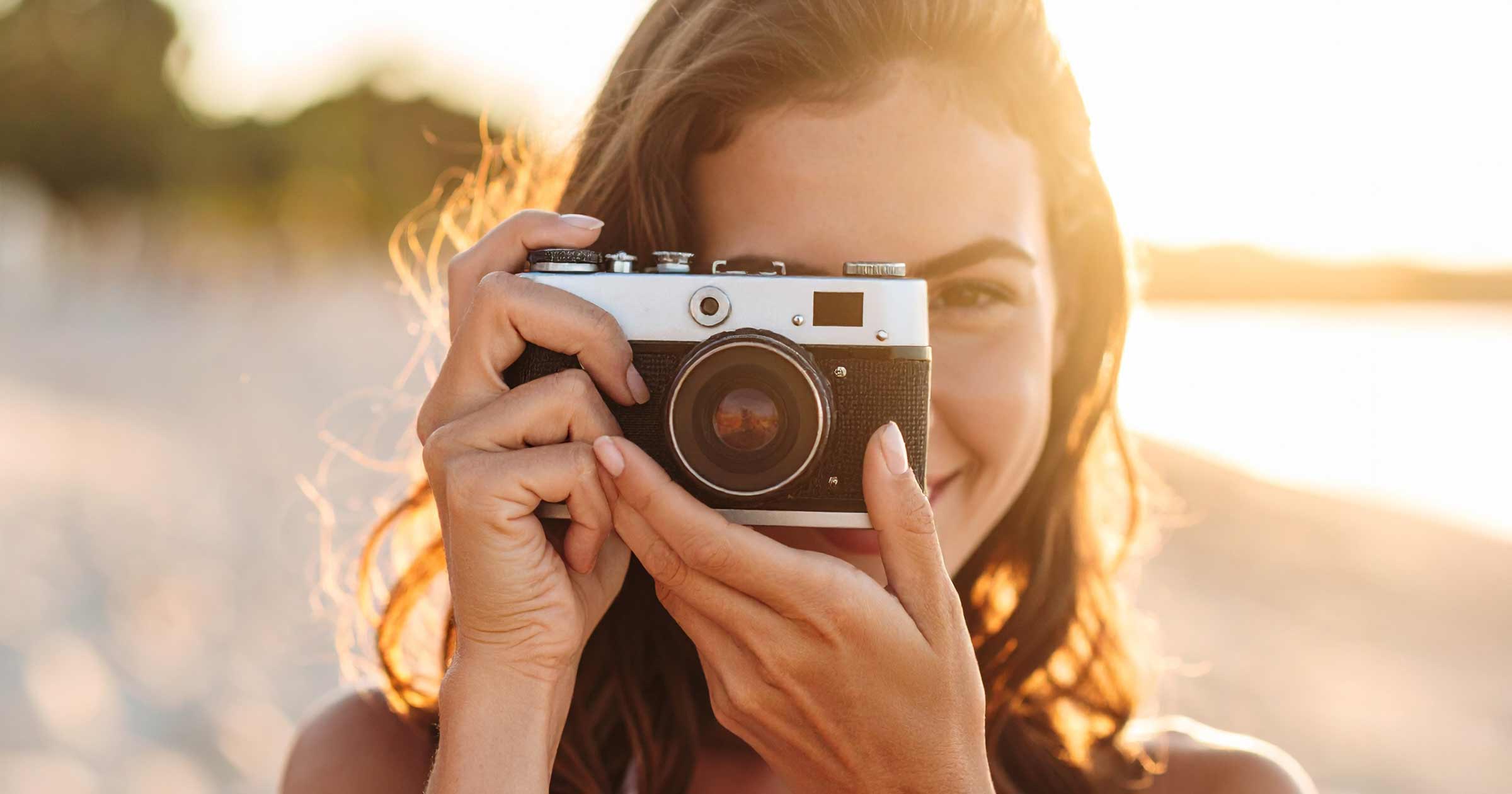 Frau fotografiert am Strand