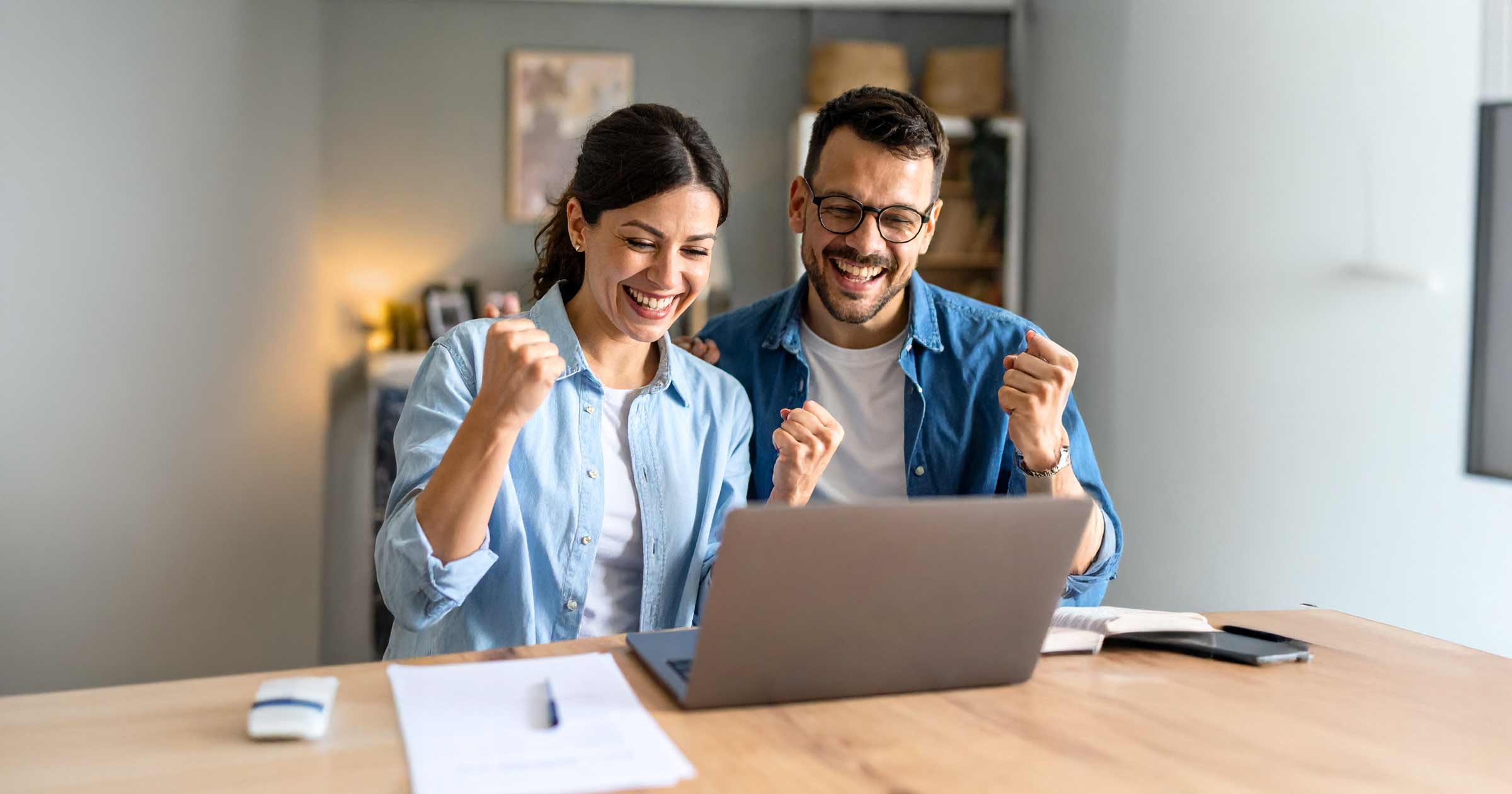 Ein Paar freut sich über den Handwerkerbonus Österreich