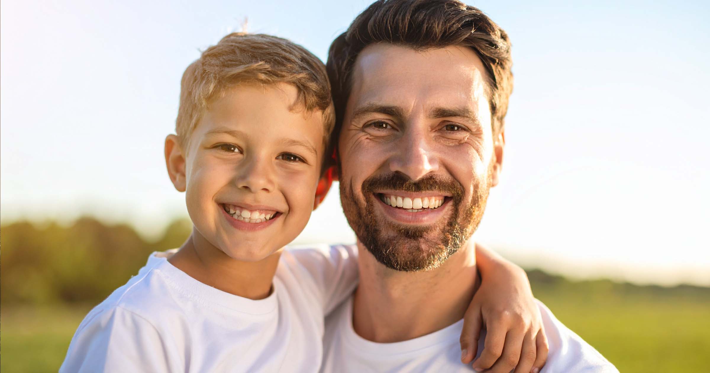 Bub umarmt seinen Vater