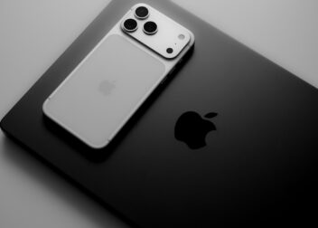 iOS 27 Update: iPhone liegt auf einem Laptop, Symbolbild