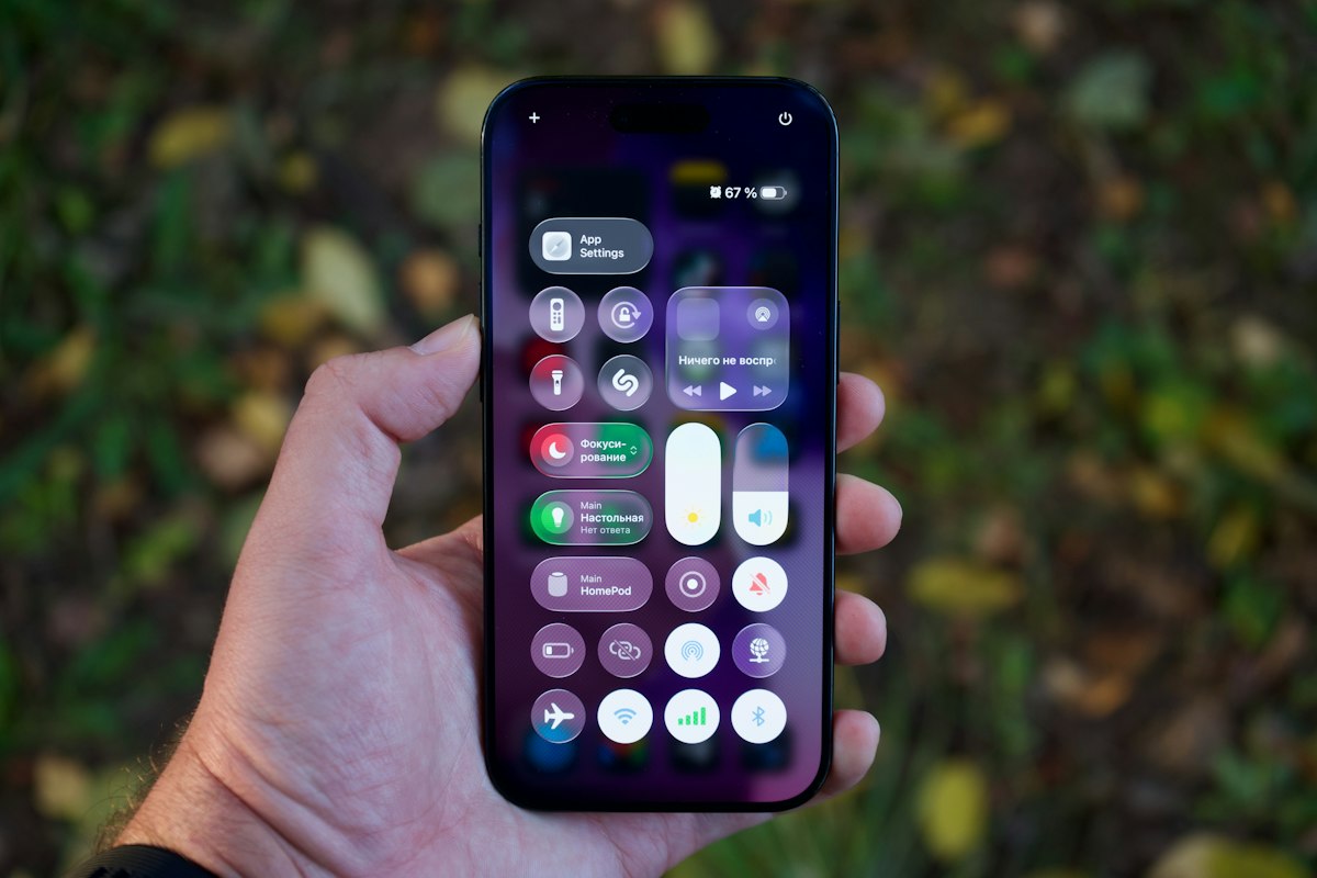 Hand hält ein iPhone mit geöffnetem Kontrollzentrum