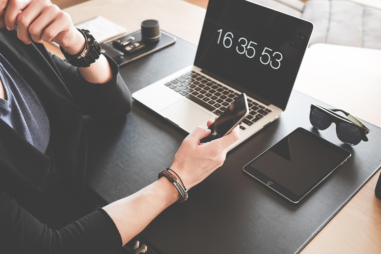 Schreibtisch mit Laptop, Smartphone und Tablet