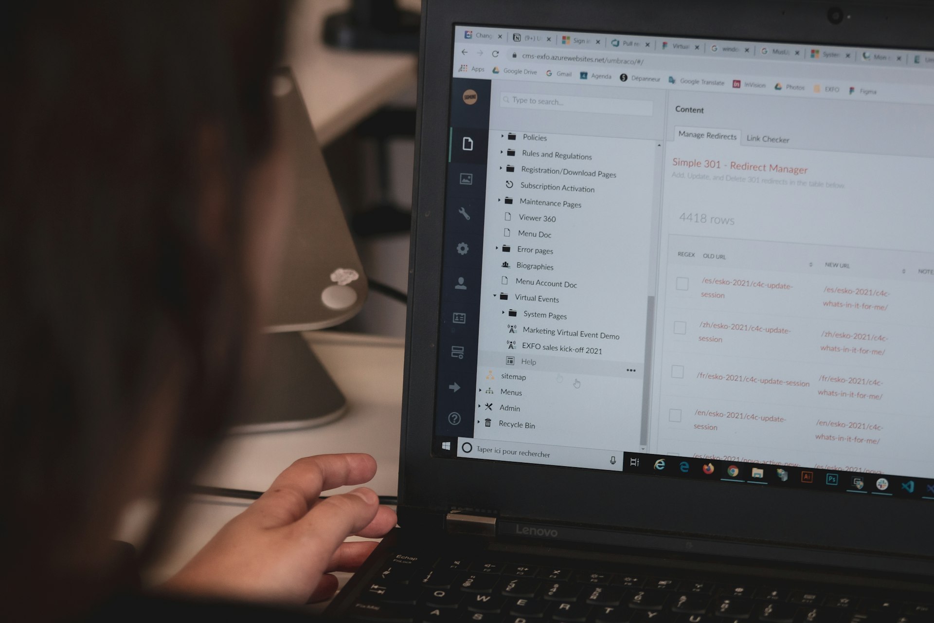 Person arbeitet an einem Laptop im Halbdunkel