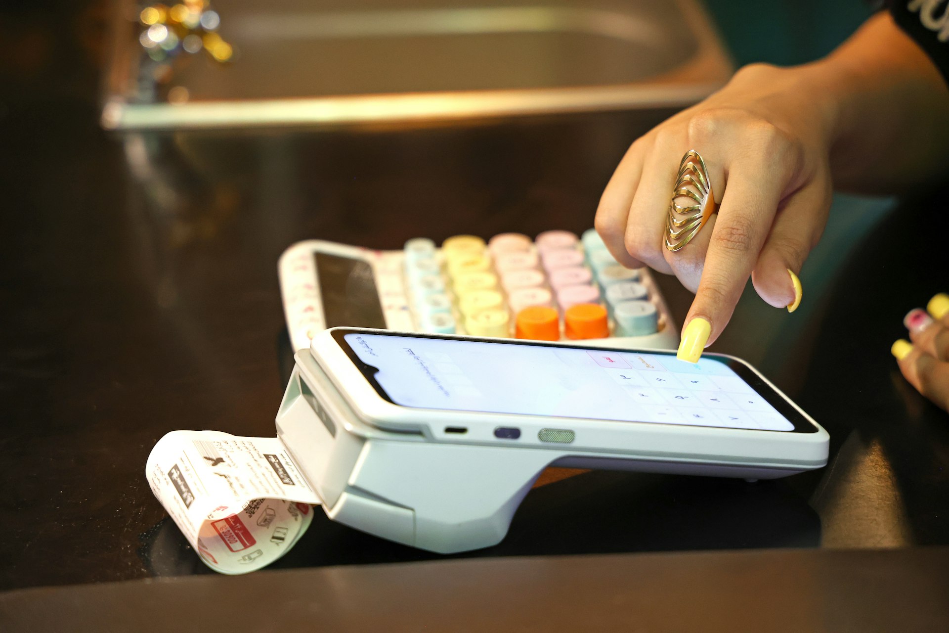 Hand bezahlt an einem Kartenterminal